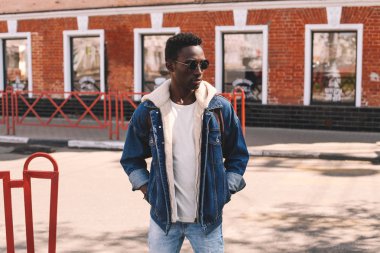 Akşam CIT üzerinde ayakta kot ceket giyen şık Afrikalı adam