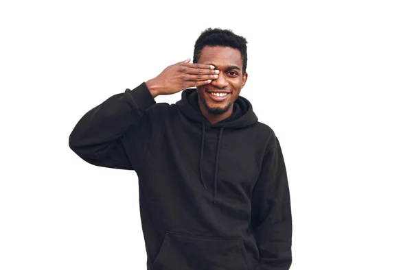 Retrato feliz sorrindo homem africano fechando o rosto com a mão e eis — Fotografia de Stock