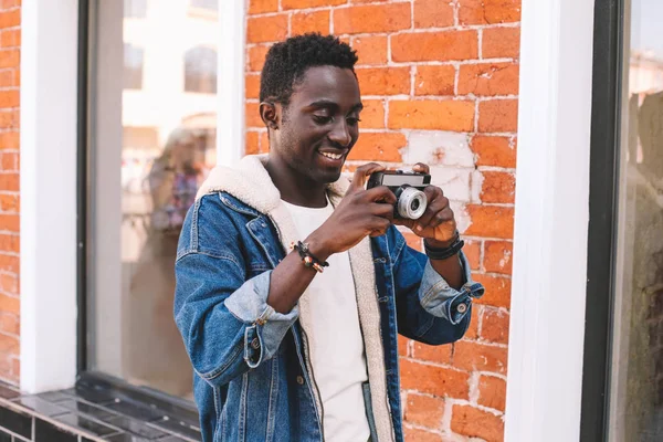Portret szczęśliwy uśmiechnięty młody African mężczyzna z zabytkowe film camer — Zdjęcie stockowe