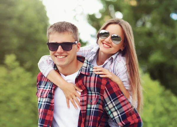 Retrato feliz sorrindo casal em óculos de sol abraçando juntos, ma — Fotografia de Stock