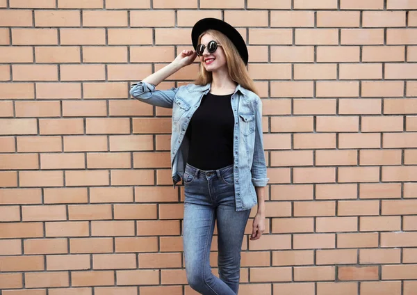 Elegante Giovane Donna Indossa Cappello Rotondo Nero Giacca Jeans Modello — Foto Stock