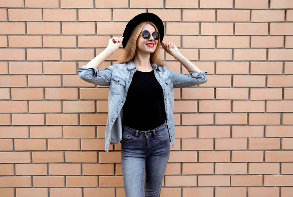Elegante Giovane Donna Indossa Cappello Rotondo Nero Giacca Jeans Modello — Foto Stock