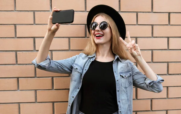 Feliz Sorrindo Jovem Mulher Tirar Foto Selfie Por Smartphone Vestindo — Fotografia de Stock