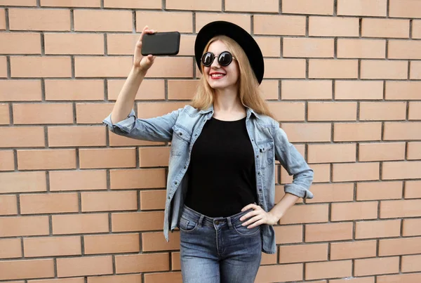 Felice Sorridente Giovane Donna Scattare Foto Selfie Smartphone Indossa Cappello — Foto Stock