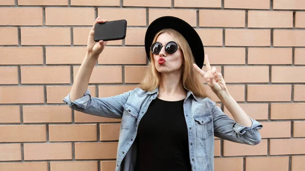 Mulher Bonita Tomando Foto Selfie Por Smartphone Soprando Lábios Vermelhos — Fotografia de Stock