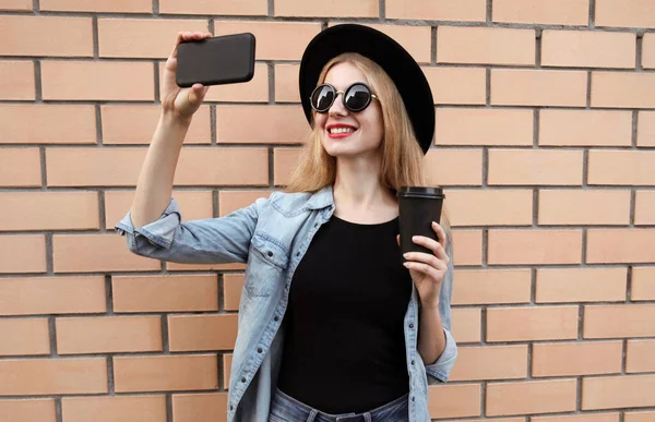 Moderna Giovane Donna Sorridente Scattare Foto Selfie Smartphone Con Tazza — Foto Stock