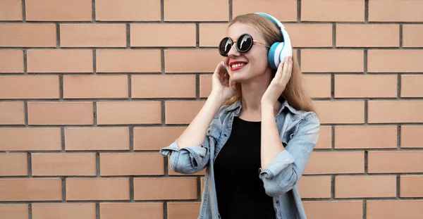 Retrato Mujer Feliz Sonriente Auriculares Inalámbricos Escuchando Música Con Sombrero — Foto de Stock