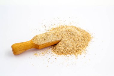 Beyaz arka planda yer yulaflarıyla kepçeyle