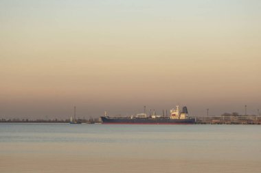 Kargo gemisi gün batımında rıhtımda.