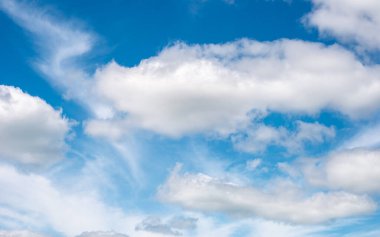 Gökyüzünün mavi ve güzel bulutlarla dolu olduğu güzel bir gün