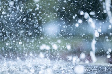 Yağmur mevsiminde yere düşen yağmur damlalarının mavi renk tonu