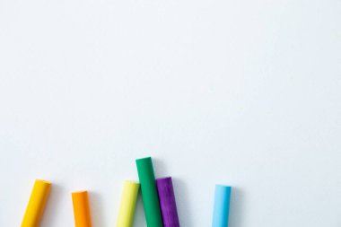 Okul mühimmatı iki kat sınırda. Üst görünüm, kopyalama alanı olan beyaz bir arkaplanda izole edildi. Okul konseptine dönelim..