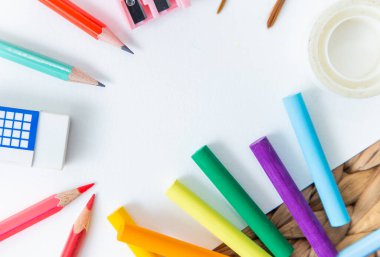 Okul mühimmatı iki kat sınırda. Üst görünüm, kopyalama alanı olan beyaz bir arkaplanda izole edildi. Okul konseptine dönelim..