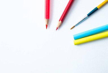 Okul mühimmatı iki kat sınırda. Üst görünüm, kopyalama alanı olan beyaz bir arkaplanda izole edildi. Okul konseptine dönelim..