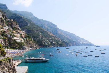 Pozitano. İtalya, Campania 'daki Amalfi Sahili' ndeki gök mavisi deniz.