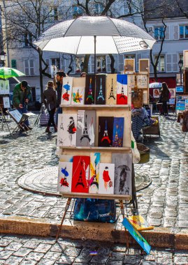 Paris, Fransa - 04 Mart 2015: Sanatçılar Sephalar ve sanat içinde Montmartre Place du Tertre içinde kurmak. Montmartre birçok ünlü modern ressamlar 20 yüzyılın başlarında çekti..