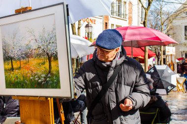 Paris, Fransa - 04 Mart 2015: Sanatçılar Sephalar ve sanat içinde Montmartre Place du Tertre içinde kurmak. Montmartre birçok ünlü modern ressamlar 20 yüzyılın başlarında çekti..
