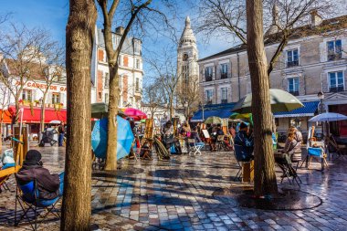 Paris, Fransa - 04 Mart 2015: Sanatçılar Sephalar ve sanat içinde Montmartre Place du Tertre içinde kurmak. Montmartre birçok ünlü modern ressamlar 20 yüzyılın başlarında çekti..