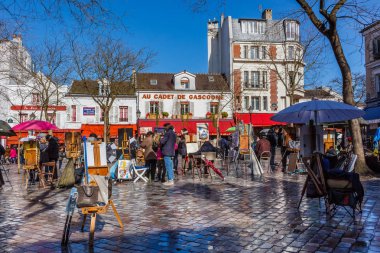 Paris, Fransa - 04 Mart 2015: Sanatçılar Sephalar ve sanat içinde Montmartre Place du Tertre içinde kurmak. Montmartre birçok ünlü modern ressamlar 20 yüzyılın başlarında çekti..