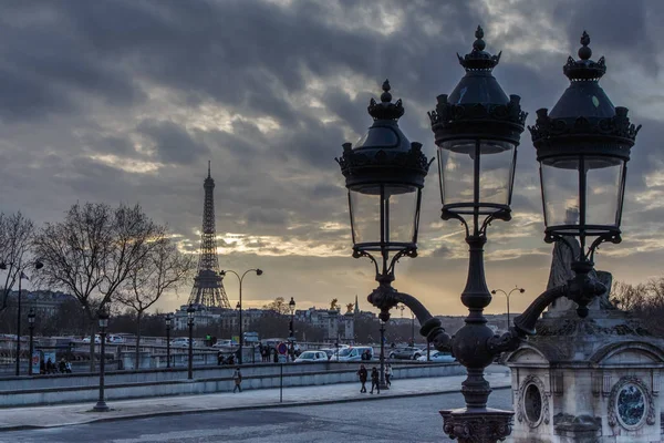 Trois Lampadaires Non Éclairés Crépuscule Avec Tour Eiffel Arrière Plan — Photo