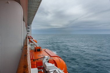 Emanet filika güverte bir cruise gemi. Kötü hava durumu.
