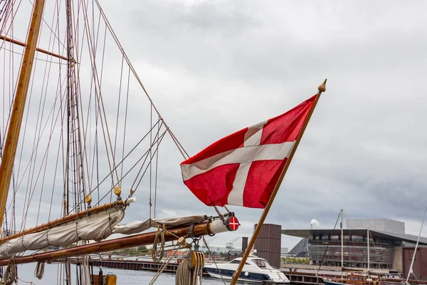 Датский флаг на голубом небе — стоковое фото