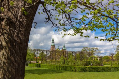 Danimarka Kopenhag Rosenborg Kalesi ve Bahçeleri yaz mavi c
