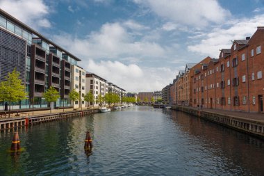 Modern apartman binası güneşli bir bahar gününde Kopenhag 'ın bir banliyösü, Danimarka