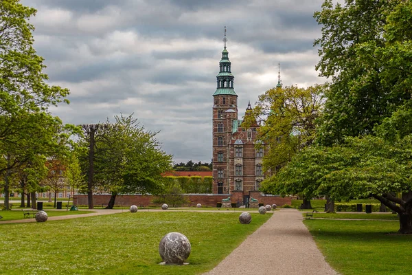 夏のデンマークコペンハーゲンローゼンボルグ城と庭園劇的な曇りの空 — ストック写真