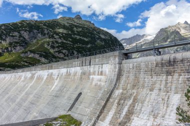 İsviçre 'nin İsviçre Alplerinde Grimselpass yakınlarında Gelmer barajı