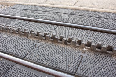 İsviçre Alpleri 'ndeki Gornergrat' ta bir demiryolu hattını kapatın.