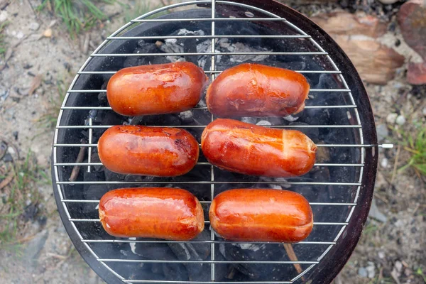 Fermer Barbecue Grill Avec Viande Des Saucisses Cuisson Pendant Fête — Photo