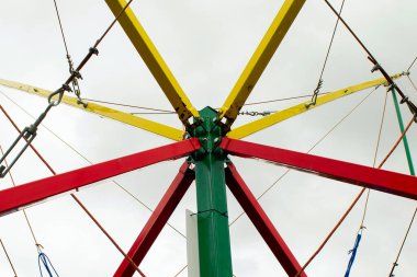 Kötü bir günde trambolin parkında renkli çiçek şeklinde bir turist tepesi.
