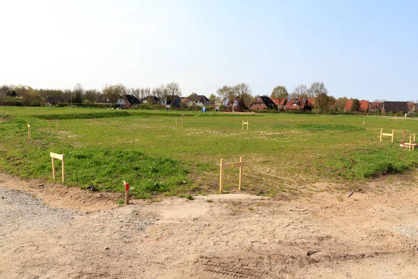 Baugrundstück Mit Gras Nach Stakeout Messung Baureif Deutschland — Stockfoto