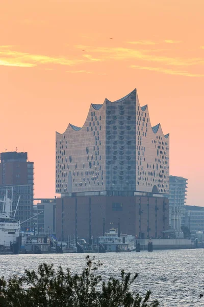 エルベ交響楽団のホール Elbphilharmonie およびハンブルク ドイツで日の出と朝の秋にエルベ川のパノラマ — ストック写真