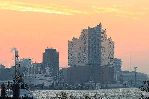 エルベ交響楽団のホール Elbphilharmonie およびハンブルク ドイツで日の出と朝の秋にエルベ川のパノラマ — ストック写真