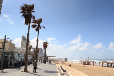 Tel Aviv 'de sahil, şehir gökdelenleri ve Akdeniz ile gezinti, İsrail
