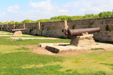 İsrail 'in Acre Eski Şehri' nin duvarında toplar