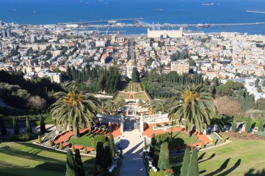 Hayfa, İsrail 'deki Bahai Bahçeleri' nin üst Teraslarından Bab Tapınağı 'na doğru Panorama Manzarası
