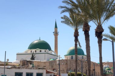 İsrail 'in Akre şehrinde kubbeli, minareli ve palmiye ağaçlı El Cezar Camii (Beyaz Cami)
