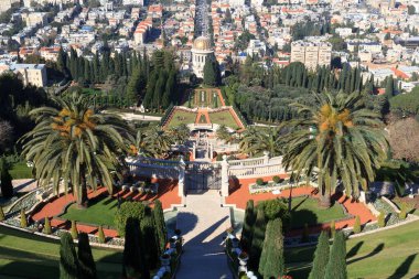 Hayfa, İsrail 'deki Bahai Bahçeleri' nin üst Teraslarından Bab Tapınağı 'na doğru Panorama Manzarası