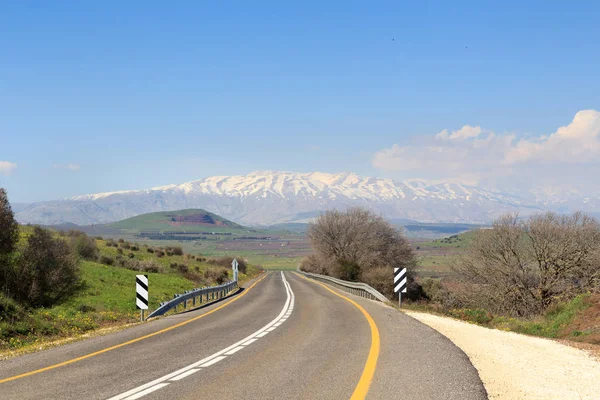 Golan Tepeleri 'nde caddesi olan Hermon Dağı, İsrail
