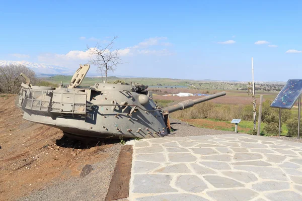 Yom Kippur Oorlogsherdenking op Quineitra uitkijkpunt op Golan Heights met Israëlische tankkoepel gericht op Syrië — Stockfoto