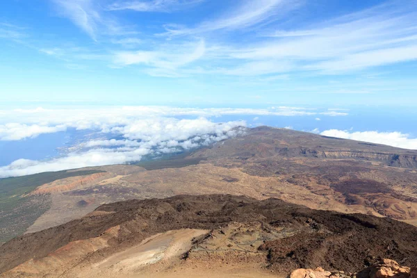 İspanya, Tenerife Kanarya Adası 'ndaki Teide Gözlemevi' ne doğru volkan Dağı manzarası