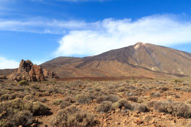 Volkanik Teide Dağı tepesi ve kaya oluşumları Roques de Garcia Canary Adası Tenerife, İspanya 'daki Teide Ulusal Parkı' nda