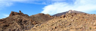 Volkanik Teide Dağı tepesi ve kaya oluşumları Roques de Garcia Canary Adası Tenerife, İspanya 'daki Teide Ulusal Parkı' nda