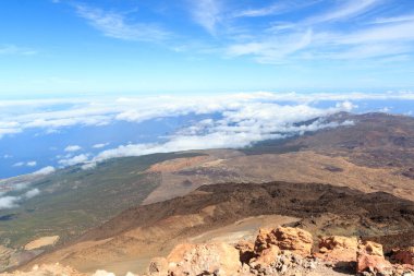 İspanya 'nın Tenerife Kanarya Adası' ndaki Puerto de la Cruz şehrine doğru volkan manzarası