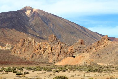 Volkanik Teide Dağı tepesi ve kaya oluşumları Roques de Garcia Canary Adası Tenerife, İspanya 'daki Teide Ulusal Parkı' nda