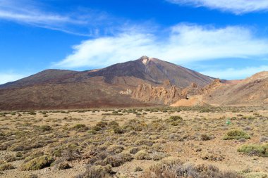 Volkanik Teide Dağı tepesi ve kaya oluşumları Roques de Garcia Canary Adası Tenerife, İspanya 'daki Teide Ulusal Parkı' nda