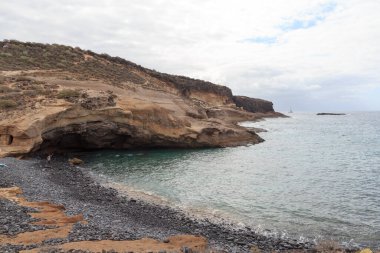Plajdaki kayalıklarla kıyı şeridi Playa de los Morteros Kanarya Adası Tenerife, İspanya